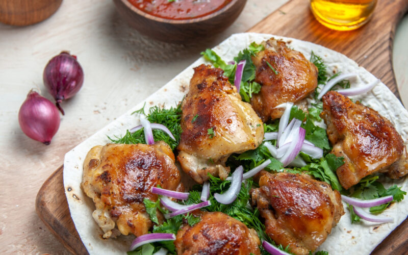 طريقة عمل الفراخ بالبصل بدون فرن وتتبيلة المميزة