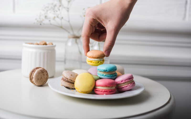طريقة تحضير الماكرون الفرنسي الشهي في المنزل بخطوات سهلة