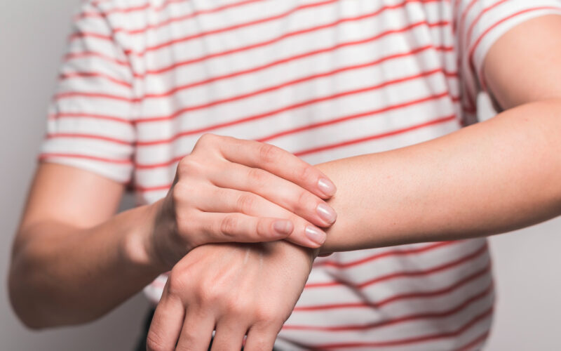 أسباب رعشة اليدين وعلاقتة بنقص فيتامين ب12