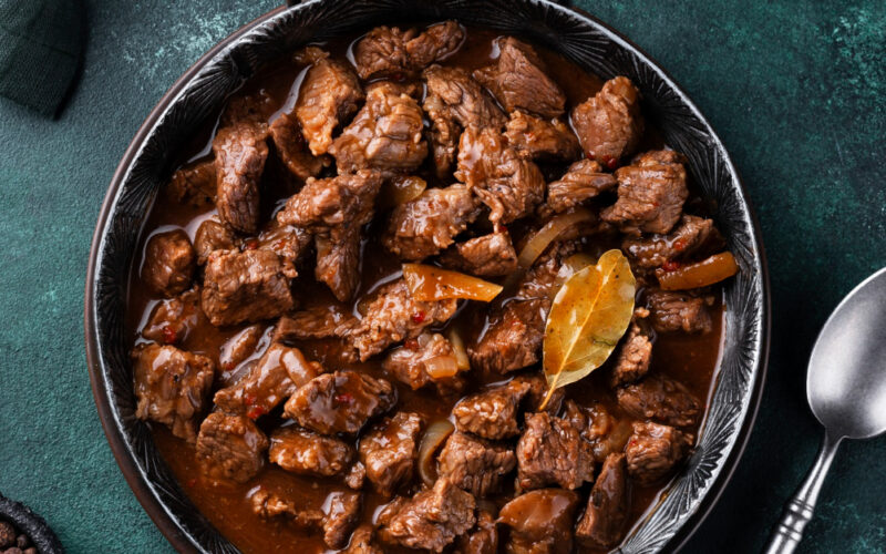 طريقة تحضير طاجن اللحمة الشهي والمغذي بخطوات سهلة