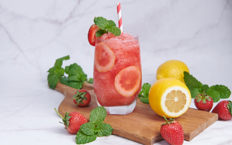 طريقة عمل عصير الفراولة بالليمون مثل المطاعم بطريقة سهلة