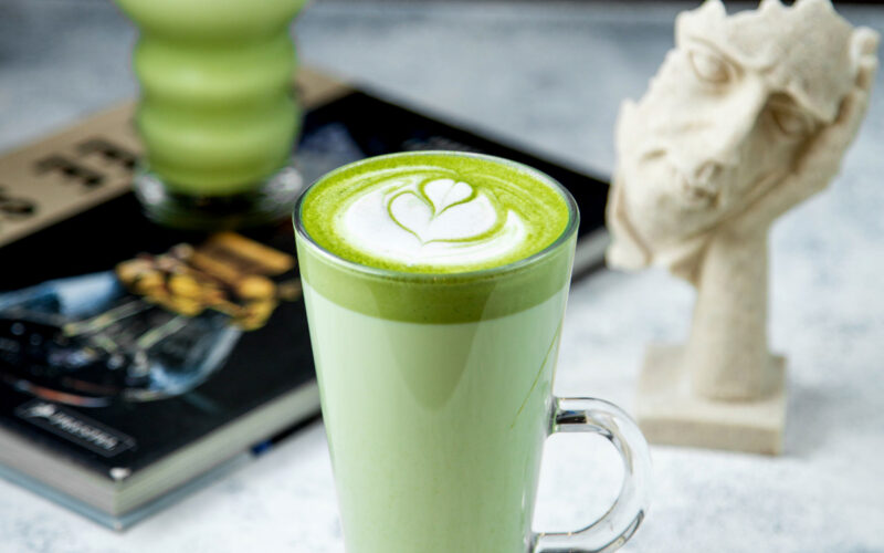 طريقة عمل سموثي الماتشا الصحي والمذهل بخطوات بسيطة