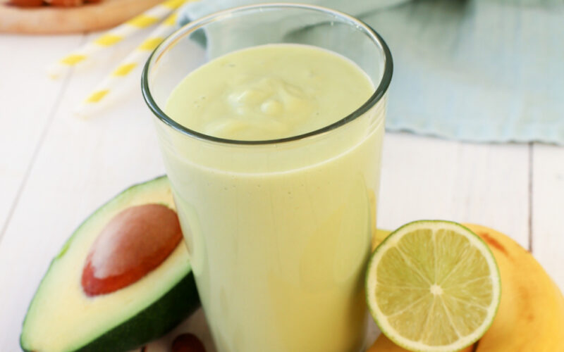 طريقة عمل عصير الأفوكادو والموز المنعش والصحي بخطوات بسيطة