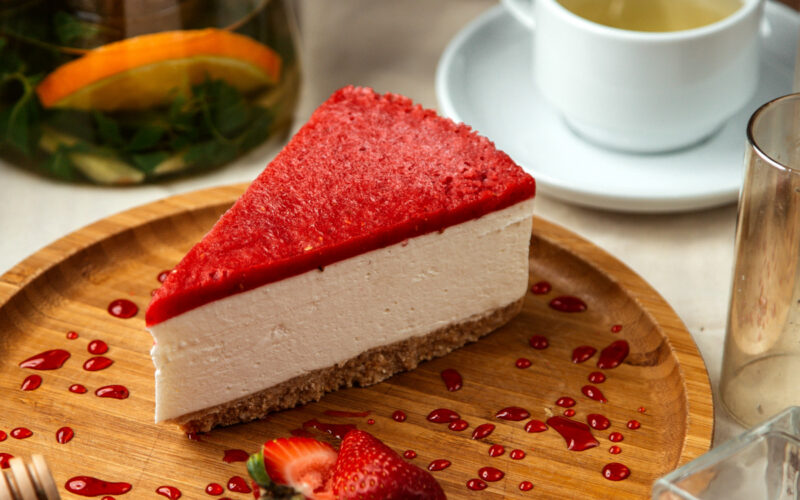 طريقة عمل تشيز كيك بالفراولة فى المنزل بطريقة سهلة وسريعة