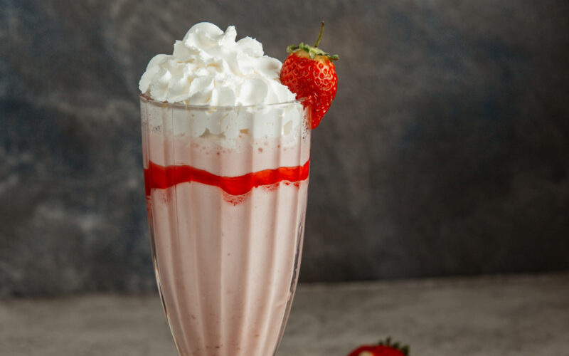 طريقة عمل ميلك شيك فراولة فى المنزل بخطوات بسيطة