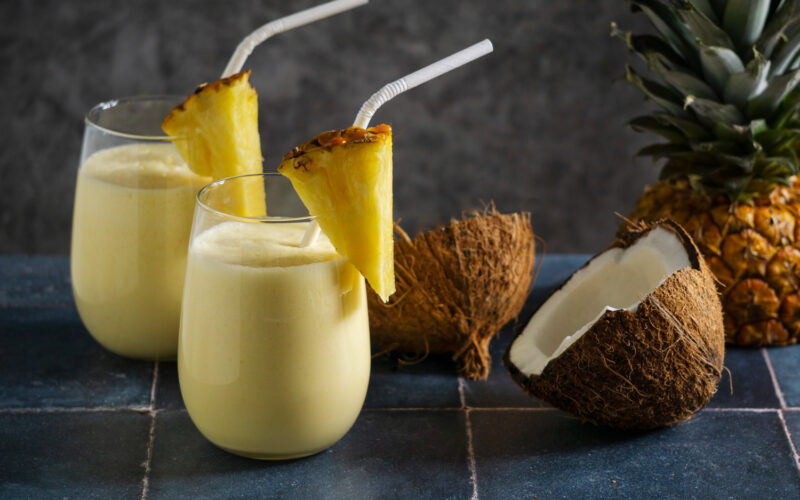 طريقة عمل عصير الأناناس بجوز الهند الصحي والمنعش