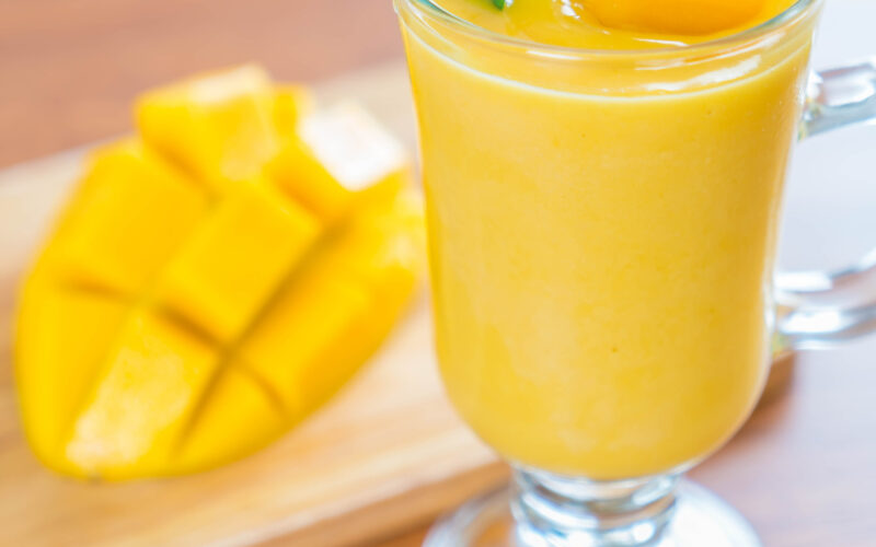 طريقة عمل عصير المانجو بالزبادي المنعش والصحي
