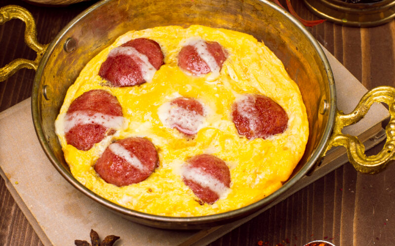 طريقة عمل بيض مقلي بالسجق بالطريقة التركية