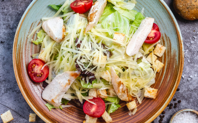 طريقة عمل سلطة سيزر بالدجاج مثل المطاعم بطريقة سهلة