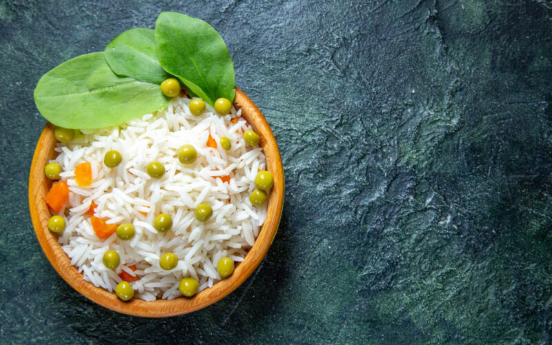 طريقة عمل أرز بالبازلاء والجزر لتحضير وجبة شهية وصحية