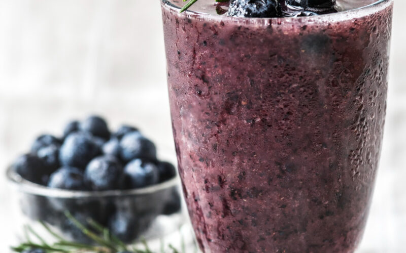 طريقة عمل سموثي التوت اللذيذ والمنعش