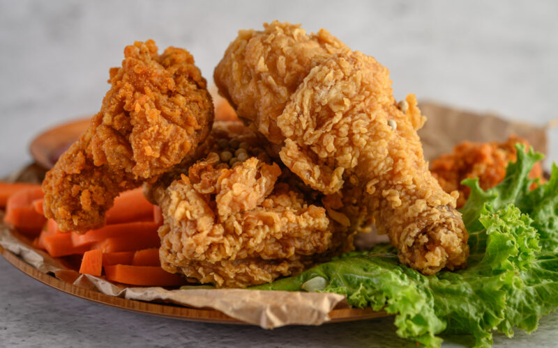 طريقة عمل دجاج مقلي مقرمش في المنزل بوصفة سهلة