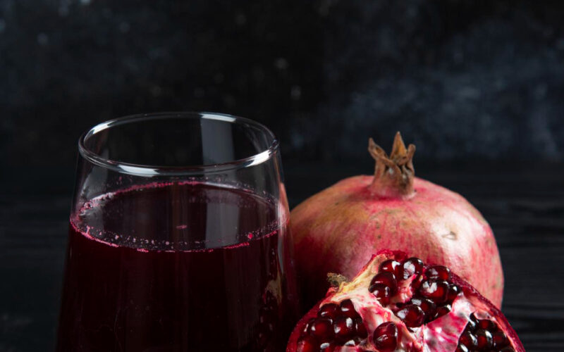 طريقة عمل عصير الرمان الطبيعي في المنزل بطريقة سهلة