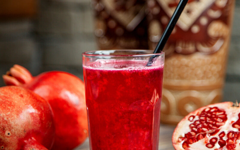 طريقة عمل عصير الرمان الطبيعي والصحي بخطوات بسيطة