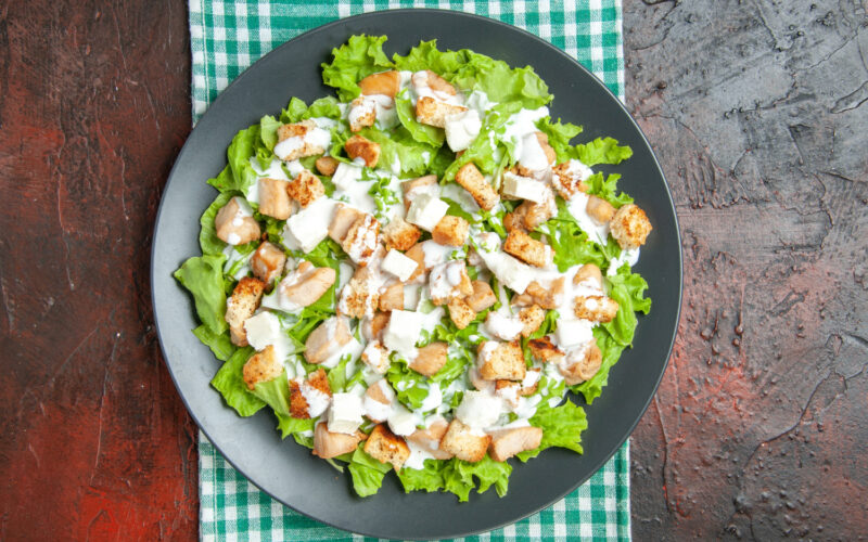 طريقة عمل سلطة سيزر بوصفة سهلة ولذيذة